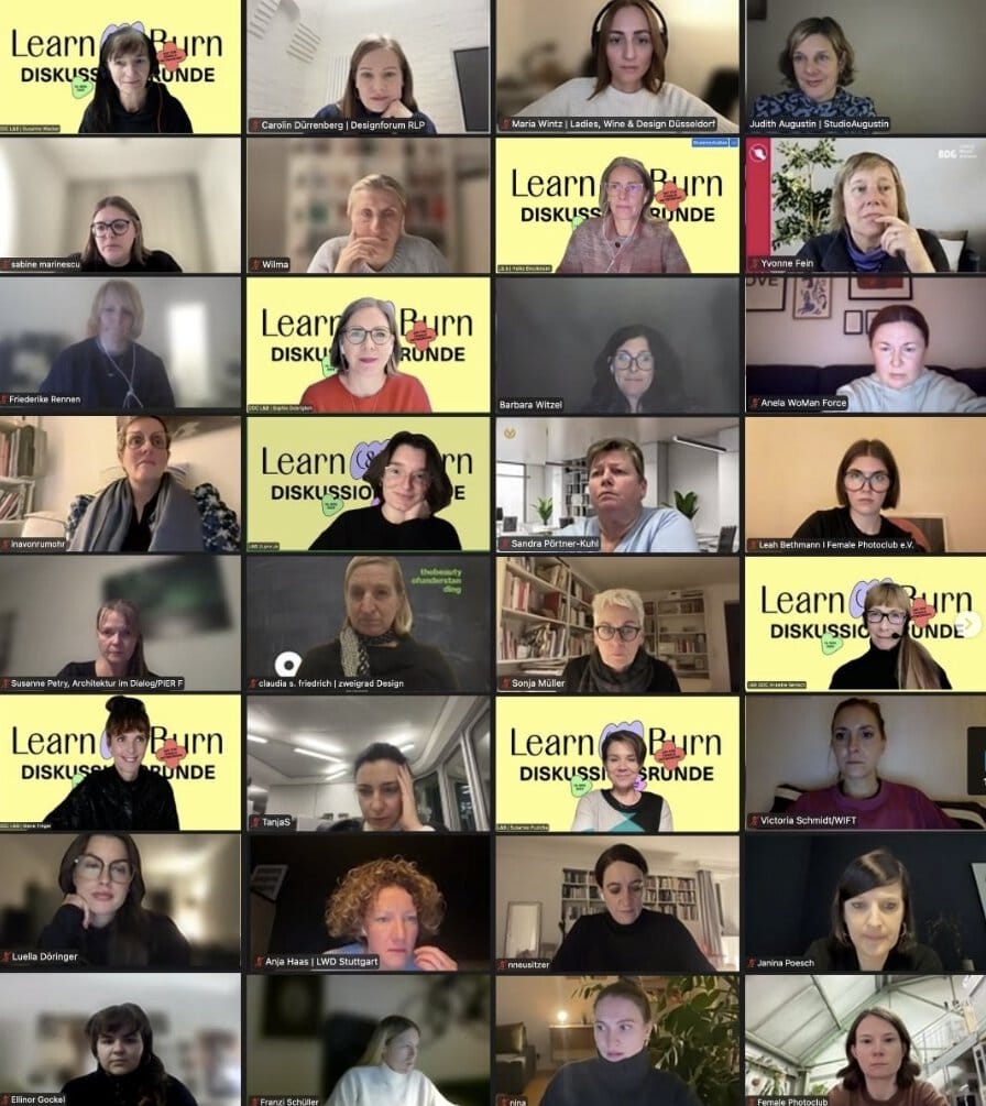 Abfotografierter Monitor mit vielen Personen, die an einem Online-Meeting teilnehmen.