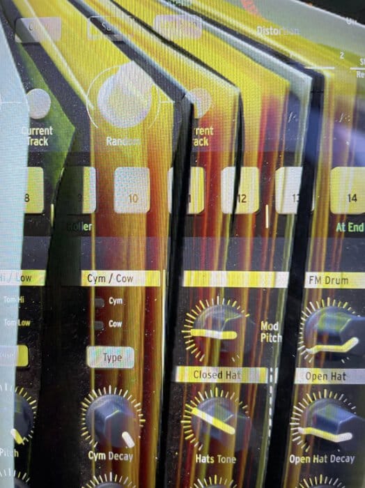 Überlappung eines Effektgeräts aus der Musik mit einem aufgeschlagenen Buch
