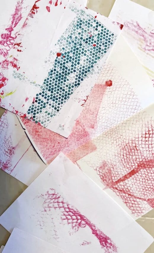 Drucke auf Papier, gedruckt mit unterschiedlichen textilen Objekten